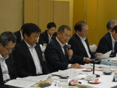 会議に臨む岡田議長（左から2番目）、明比副議長（左から3番目）の画像