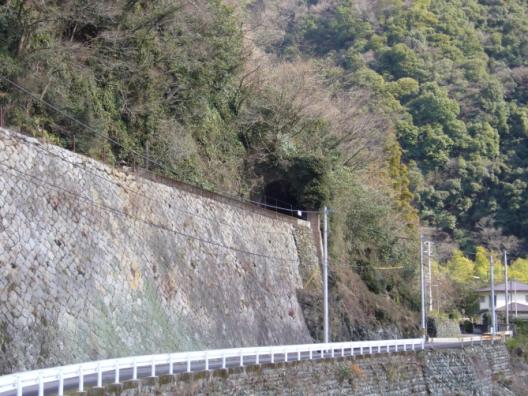 鹿森ダム　板ノ本サイレン警報局の近くの「下部鉄道」言嶽トンネルと高い石積で作られた軌道跡の画像