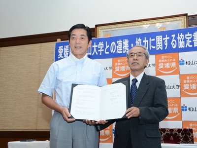 8月22日（金曜日）松山大学との創業・ベンチャー支援の促進等に関する連携・協力協定書調印式（県庁）の画像