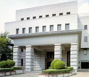 現在の愛媛県議会議事堂（昭和57年1月31日竣功）